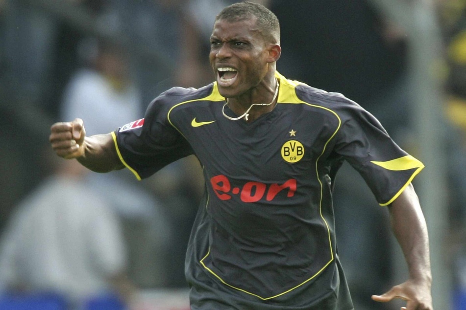 Der Star steht beim SV Straelen an der Seitenlinie: Trainer Sunday Oliseh spielte mehrere Jahre bei Borussia Dortmund und gewann 2002 die Deutsche Meisterschaft.