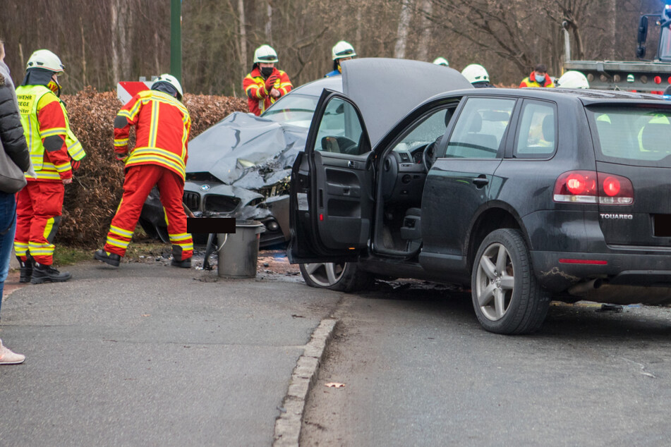 Einsatzkräfte an der Unfallstelle.