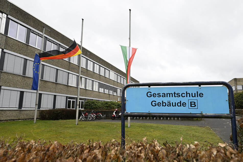 Der Unterricht in der Schule des verstorbenen Mädchens fiel am Montag aus. Die Flaggen in Freudenberg wehten auf halbmast.