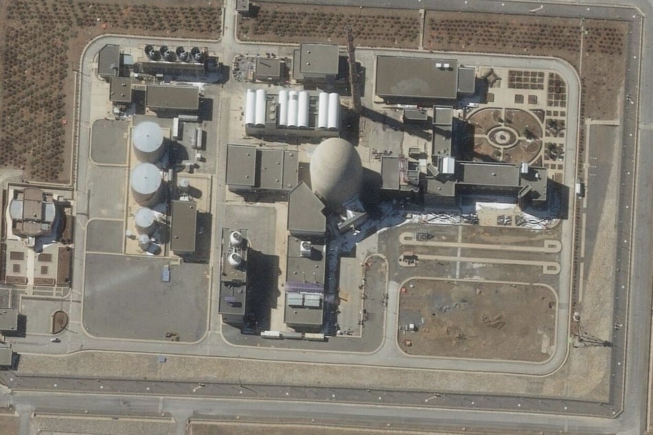 Das israelische Militär meldet erneut Luftangriffe im Iran. In der betroffenen Region liegt ein Schwerwasserreaktor, der bei der Kühlung von Kernreaktoren eine Rolle spielt.