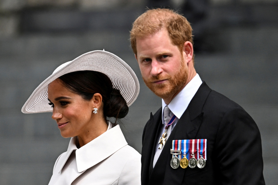 Under royal protocols, Prince Harry (r.) and Meghan Markle's children, Archie and Lilibet, should now become a prince and princess.
