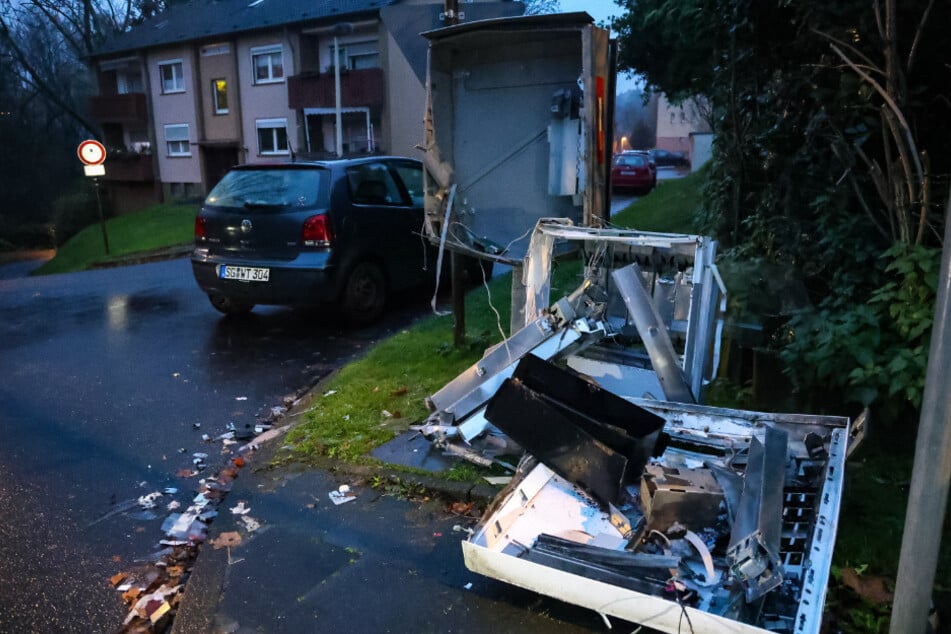 Der Zigarettenautomat wurde vollständig zerstört.