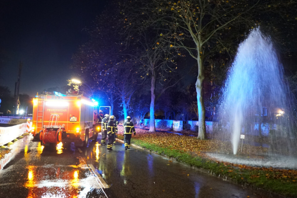 Die Fontäne sorgte für eine Überschwemmung der Straße.