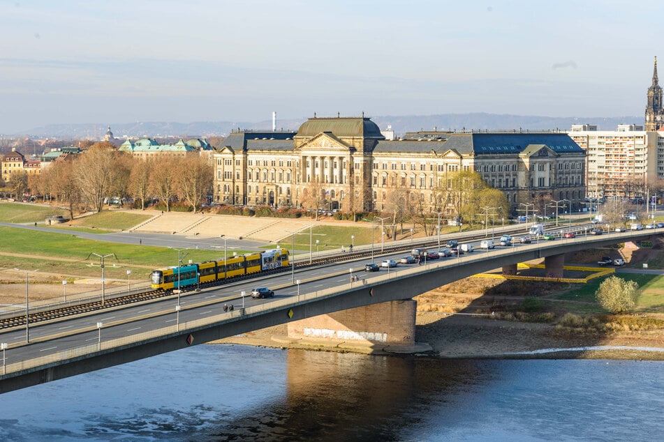 So sah die alte Brücke aus. Der Stadtrat entscheidet, wie die Carolabrücke der Zukunft aussehen soll.