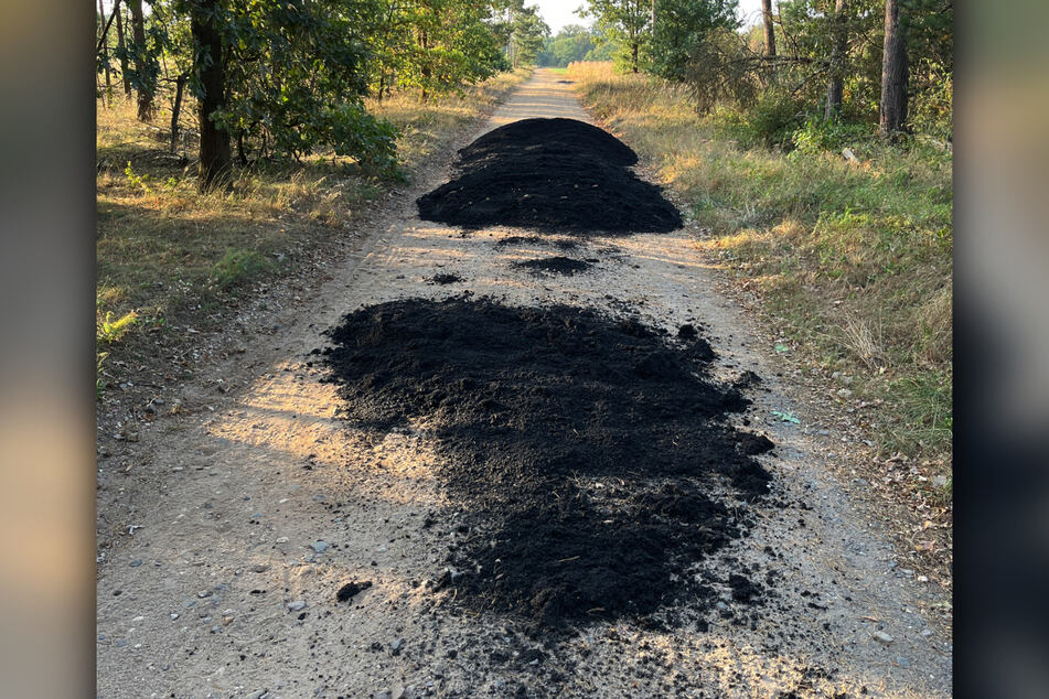 Auf dem Weg lagen große Haufen Asphalt.