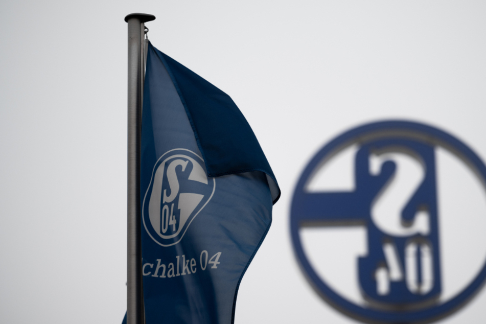 Das Logo des FC Schalke 04 ist an der Geschäftsstelle zu sehen. Düstere Zeiten scheinen es für die Königsblauen zu sein.