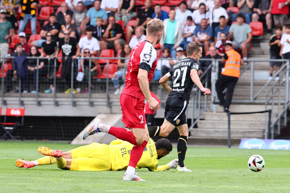 Niklas Hauptmann (h.) lief links an Kölns Keeper Dudu (25) vorbei. Der fuhr seine Pranke aus ...