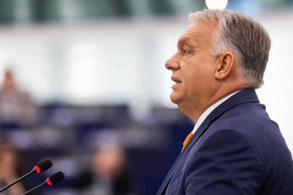 Ungarns Ministerpräsident Viktor Orban hat eine neue Strategie der EU für die von Russland angegriffene Ukraine gefordert.