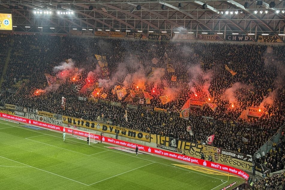 Die Fans von Dynamo Dresden starteten mit Pyro in die Partie.