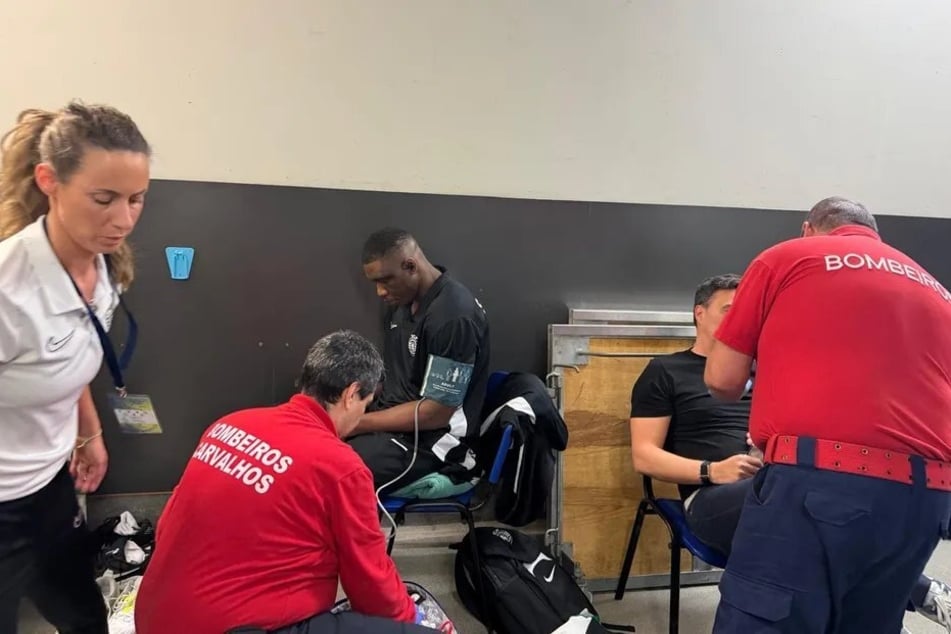 Christian Moga (27) wurde der Blutdruck gemessen.