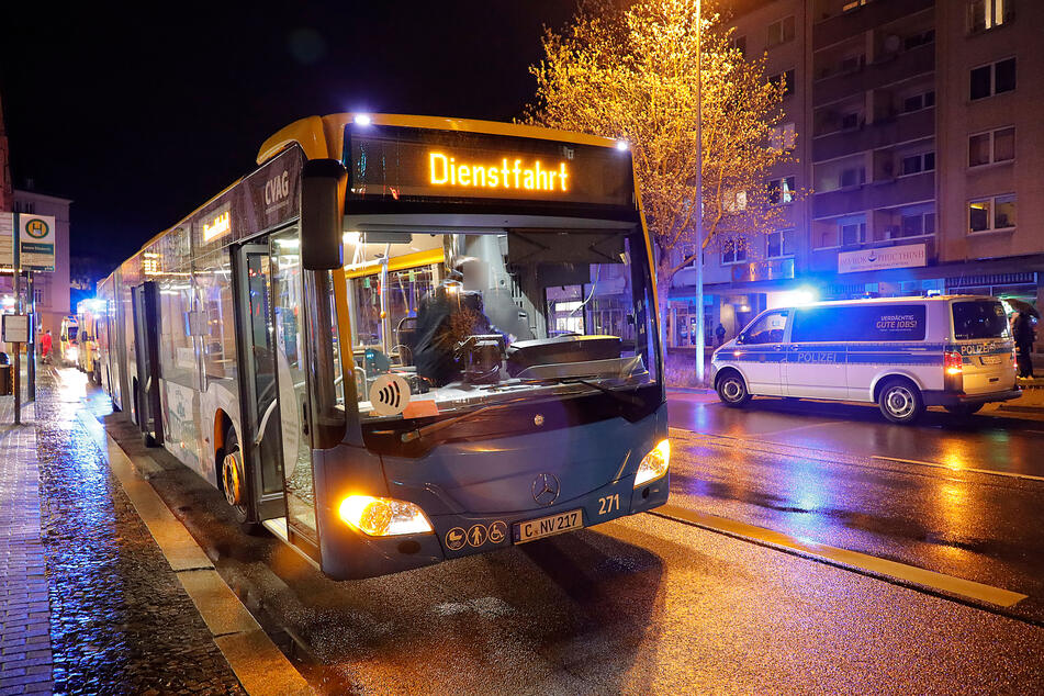 In diesem Bus kam es zur Prügel-Attacke: Ein Mann (36) schlug am Freitagabend auf einen Busfahrer (50) ein.