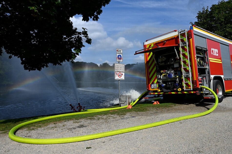 Weil zu wenig Sauerstoff in einem Münchner See ist, pumpt die Feuerwehr Wasser in das Gewässer.