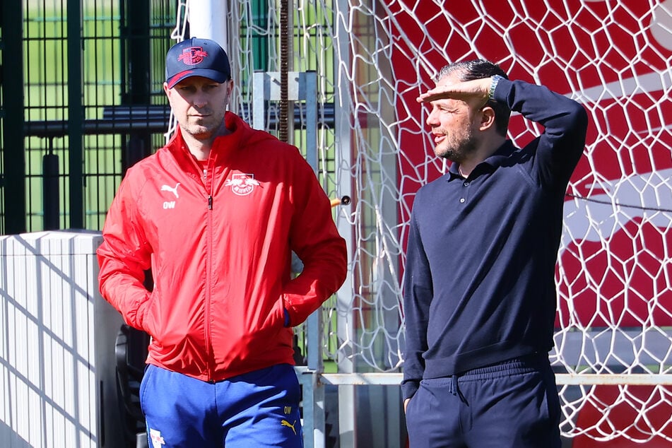 RB Leipzigs Trainer Ole Werner (37, l.) und Sportgeschäftsführer Marcel Schäfer (41) waren mit der Leistung in Bremen nicht ganz zufrieden.