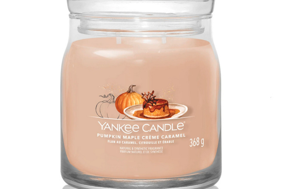 Die Duftkerze "Pumpkin Maple Crème Caramel Signature" von Yankee Candle kann man auf flaconi.de bestellen.