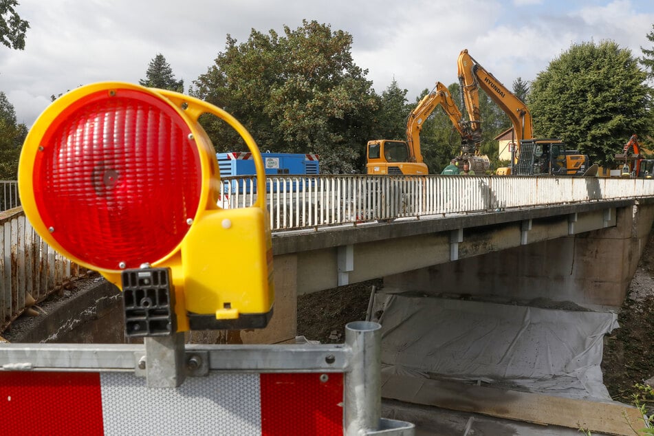 Im Herbst vergangenen Jahres wurde die Bröckel-Brücke in Mittelherwigsdorf dem Erdboden gleichgemacht. Das zuständige Landratsamt plant nun einen schnellen Ersatzneubau.