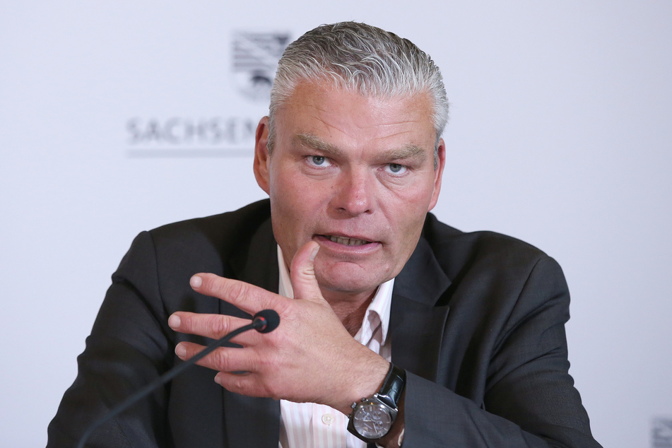 Sachsen-Anhalts Innenminister Holger Stahlknecht gab nun bekannt, dass es auch innerhalb der Polizei Untersuchungen in dem Fall geben werde. Nachbarn der Familie hatten zuvor schwere Vorwürfe gegenüber den Behörden geäußert.