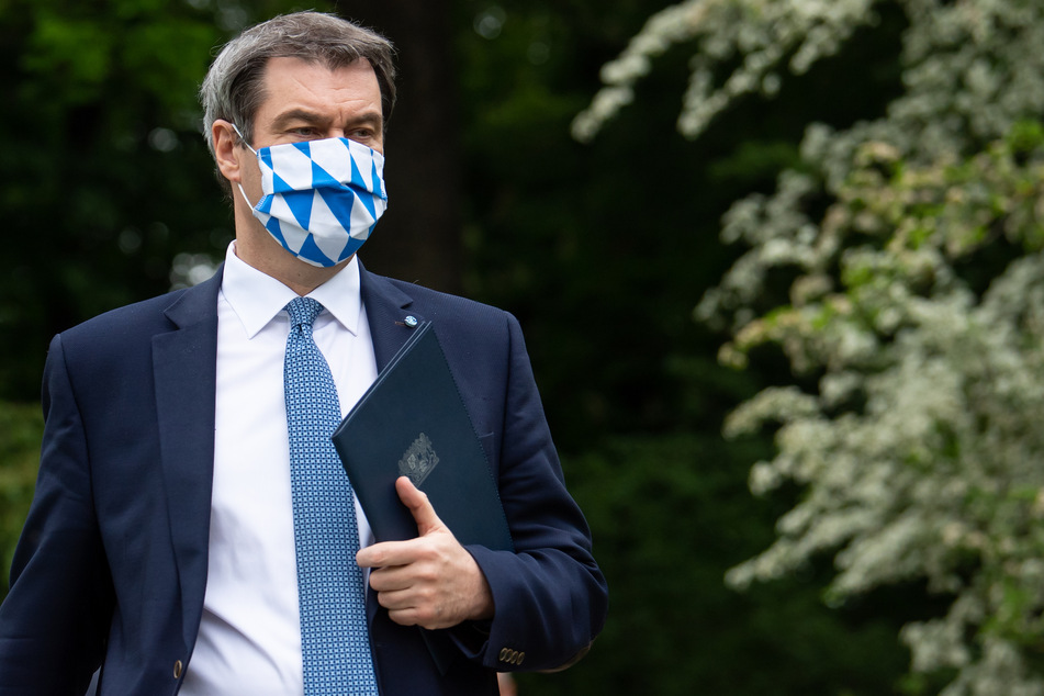 Markus Söder (CSU), Ministerpräsident von Bayern, geht nach einer Pressekonferenz zur Staatskanzlei.