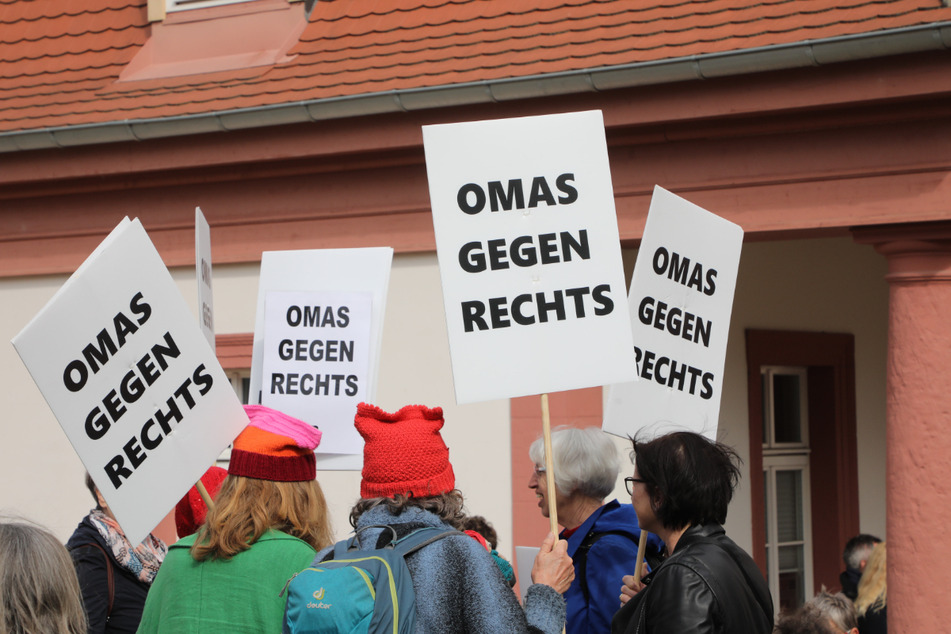 Teilnehmer einer Demonstration halten Schilder "Omas gegen Rechts". Die Initiative engagiert sich gegen Rechtsextremismus. (Archivbild)