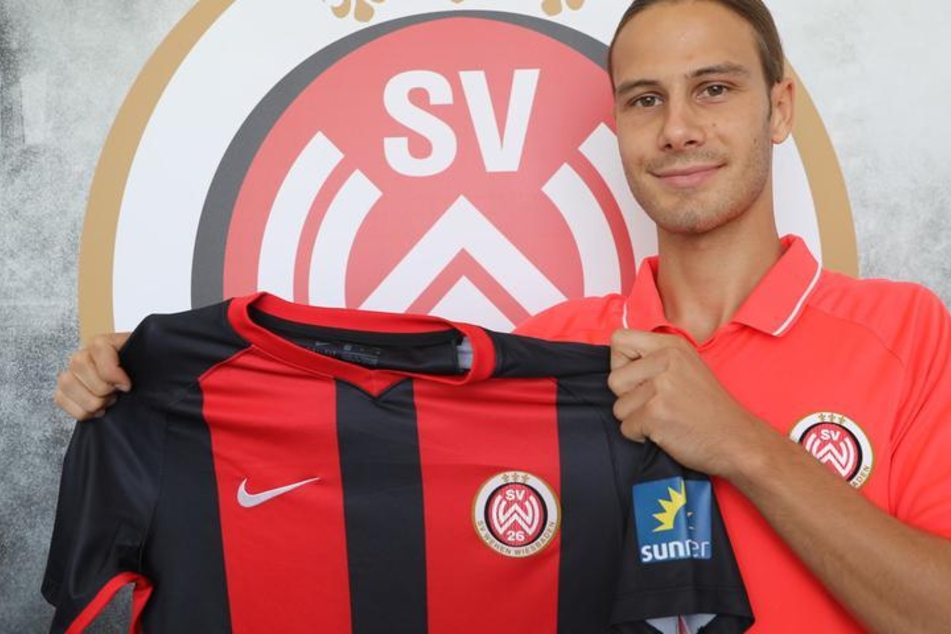Tobias Schwede (28) mit dem Trikot seines Ex-Vereins SV Wehen Wiesbaden, für den er zum Zeitpunkt des Tatvorwurfs unter Vertrag stand.