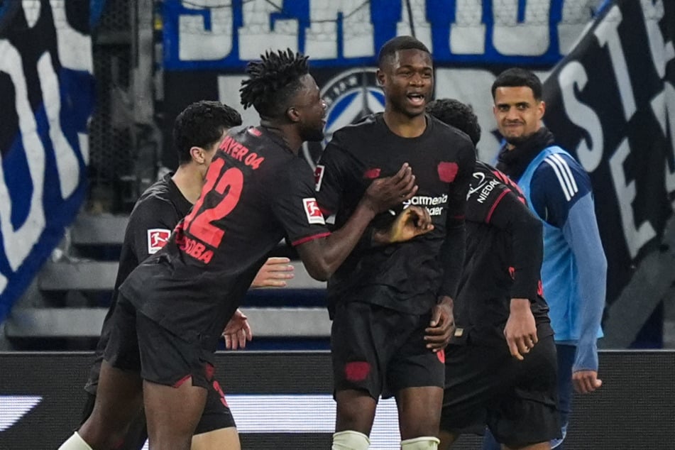 Christian Kofane (M.) dürfte Bayer 04 in diesem Sommer für rund 100 Millionen Euro verlassen.