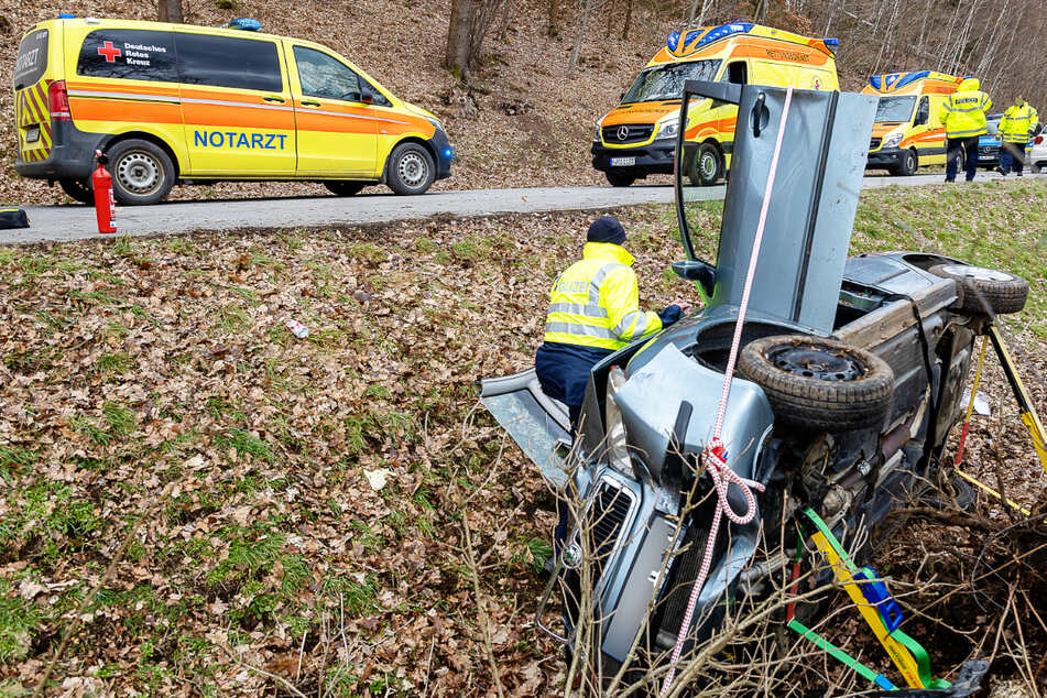 Schwerer Unfall im Vogtland: Skoda-Fahrerin landet im Straßengraben