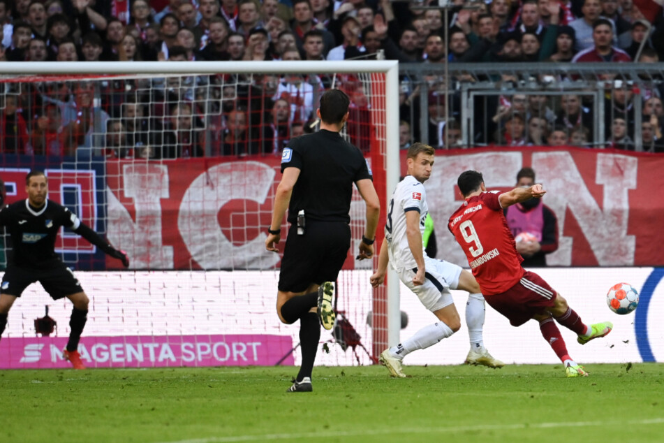 Robert Lewandowski (r.) trifft aus der Distanz zum 2:0.