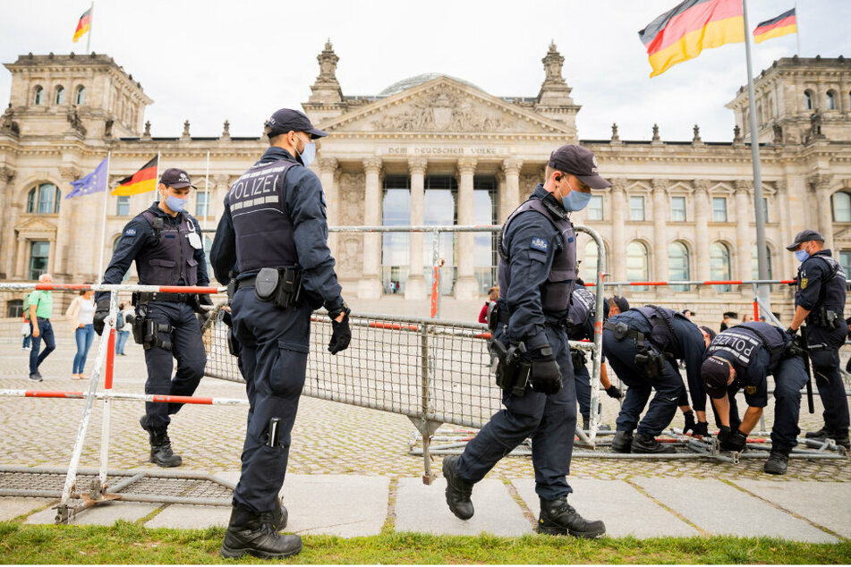 Polizisten installieren im Vorfeld der am Samstag, dem 29.08.2020, geplanten Demonstration gegen die Corona-Maßnahmen mehrere Absperrzäune vor dem Reichstagsgebäude und um den Platz der Republik