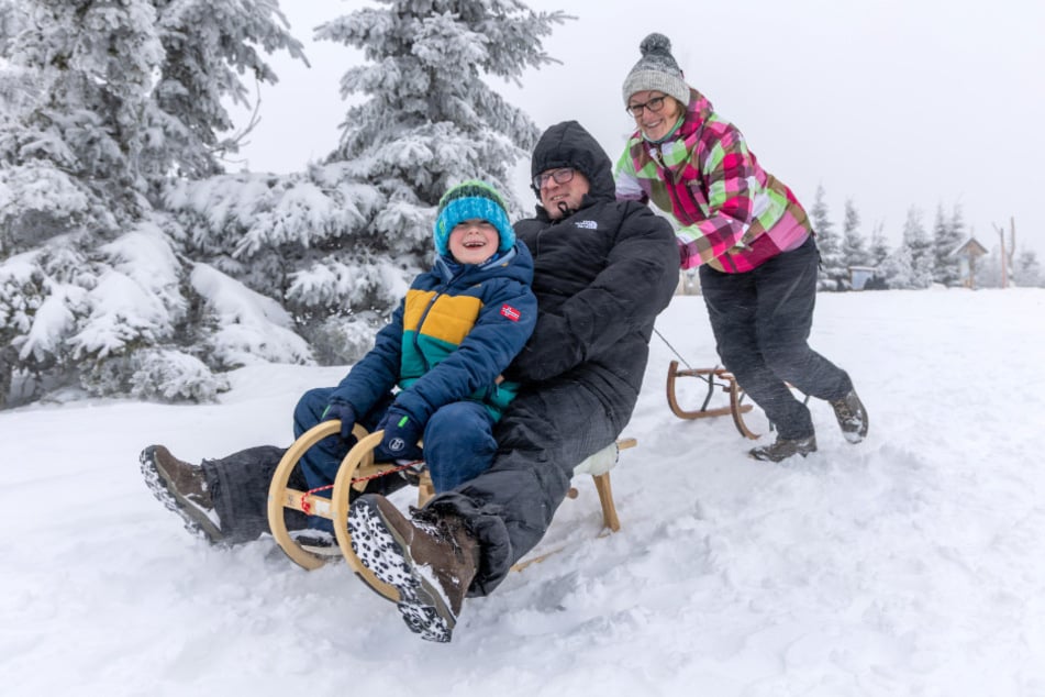 Für Max (8), Jens (51) und Sabine Schumann (37, v.l.) aus Zwickau ging es am Donnerstag zum Rodeln auf den Fichtelberg.