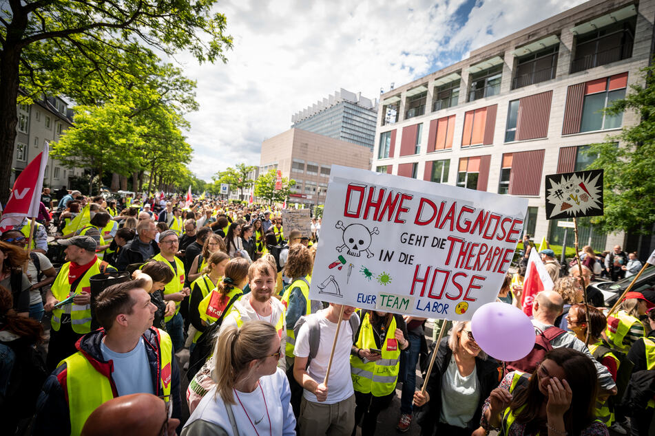Acht Wochen lang dauern die Streiks der Beschäftigten an sechs Unikliniken in NRW im Kampf um einen Tarifvertrag Entlastung bereits an.