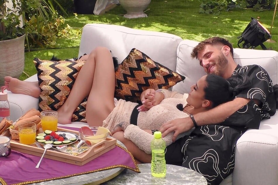 Elena und Patrick "Papa" (27) verstehen sich immer besser. Ob zwischen ihnen bald mehr läuft?