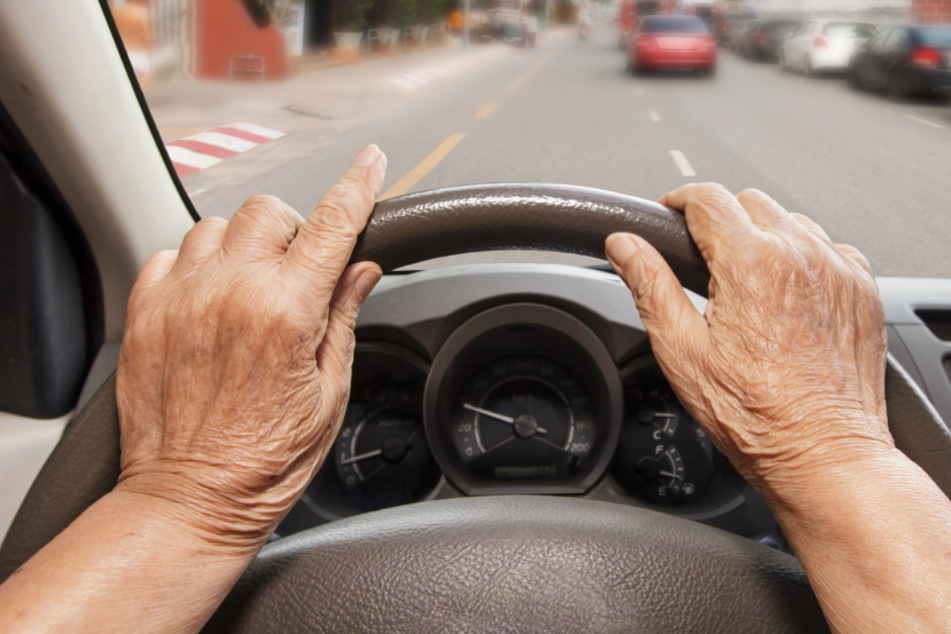 Die Seniorin verletzte bei dem Unfall drei weitere Personen leicht. (Symbolbild)