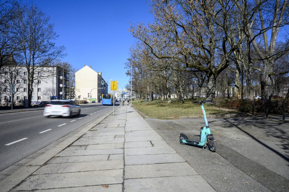 Immer wieder stehen die E-Scooter in Chemnitz im Weg: Damit soll bald Schluss sein.