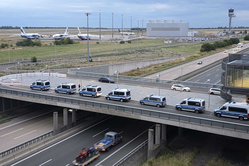 Zahlreiche Einsatzkräfte der Polizei trafen bereits am frühen Abend am Flughafen ein.