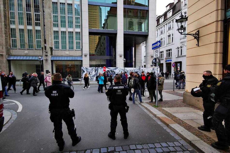 Die "Das Leben nach Corona"-Demoteilnehmer strömen durch die Innenstadt.