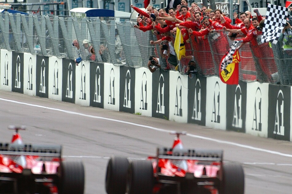 Der Moment der Schande: Barrichello muss dem Deutschen beim Großen Preis von Österreich 2002 auf der Zielgeraden den Sieg schenken.