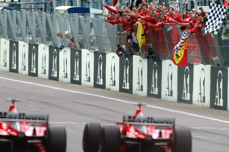 Der Moment der Schande: Barrichello muss dem Deutschen beim Großen Preis von Österreich 2002 auf der Zielgeraden den Sieg schenken.