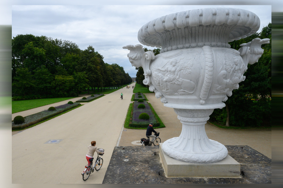 Die aufwendig erstellten Marmorkopien flankieren den Zugang zum Großen Garten in Dresden.