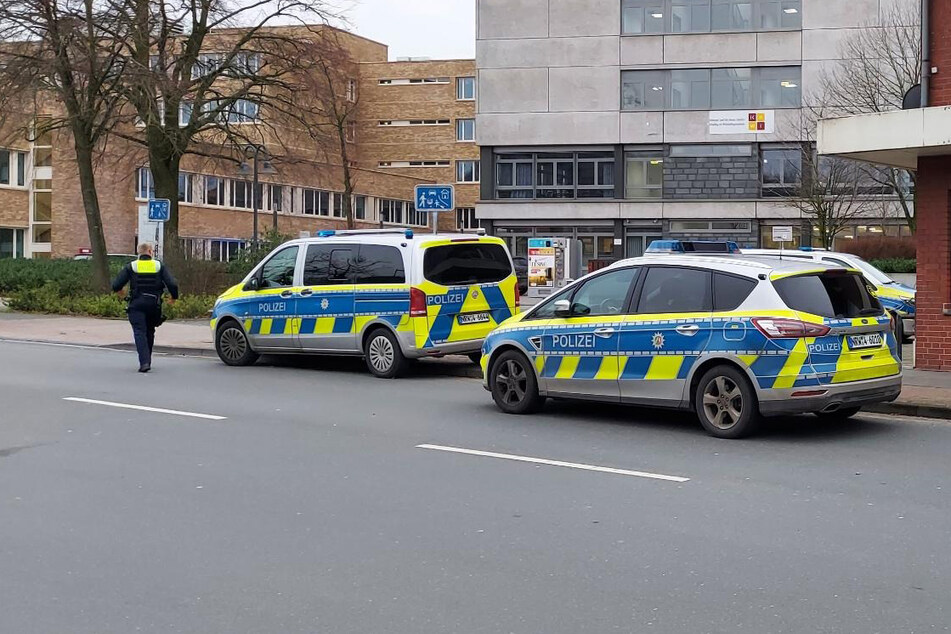 Polizeiautos sichern den Tatort: Ein 17-jähriger Schüler soll im münsterländischen Ibbenbüren seine Lehrerin umgebracht haben.