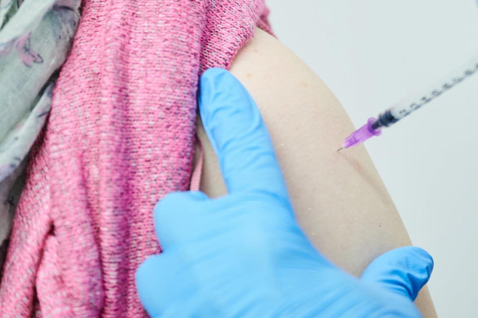 Frauen müssen nach einer Corona-Impfung wohl mit heftigeren Regelblutungen rechnen.