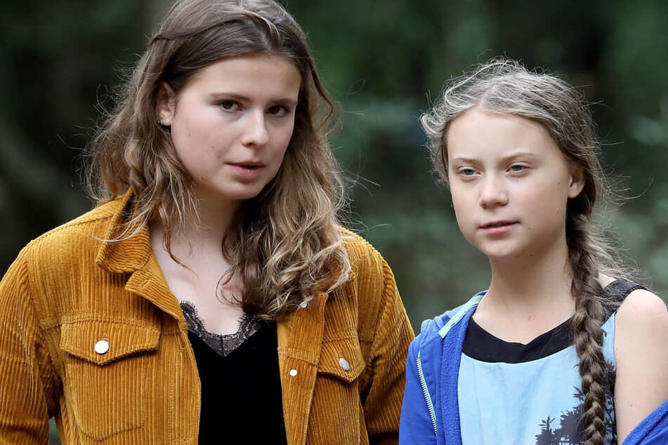 Die Klimaschutzaktivistinnen Luisa Neubauer (24, l.) und Greta Thunberg (18) stehen zusammen im Hambacher Forst.