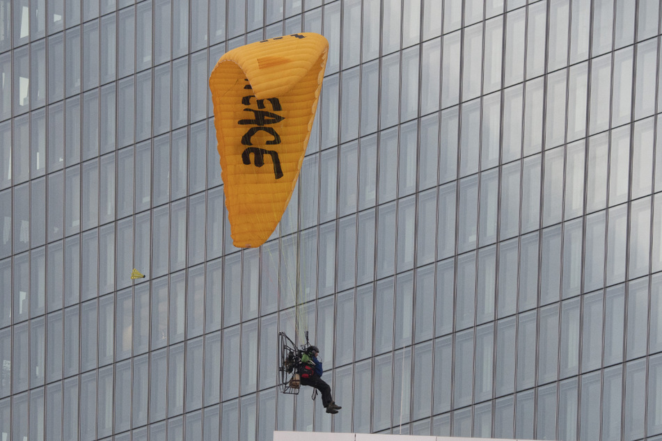 Frankfurt: Greenpeace-Aktivisten protestieren mit Gleitschirmen an der EZB