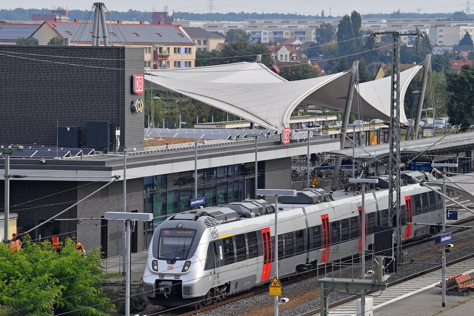 Als die Familie am Bahnhof ankam, lief der Mann auf das Kind zu und begann es zu küssen. (Archivbild)