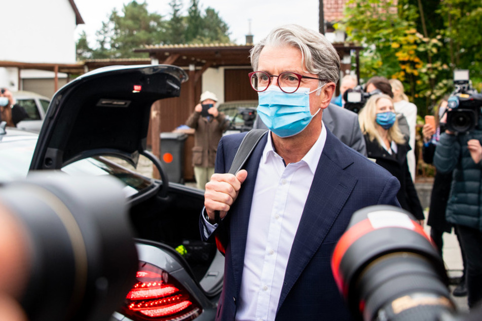 30.09.2020, Bayern, München: Der unter anderem wegen Betrugs angeklagte langjährige Audi-Chef Rupert Stadler kommt zu Prozessbeginn beim Landgericht in München an.