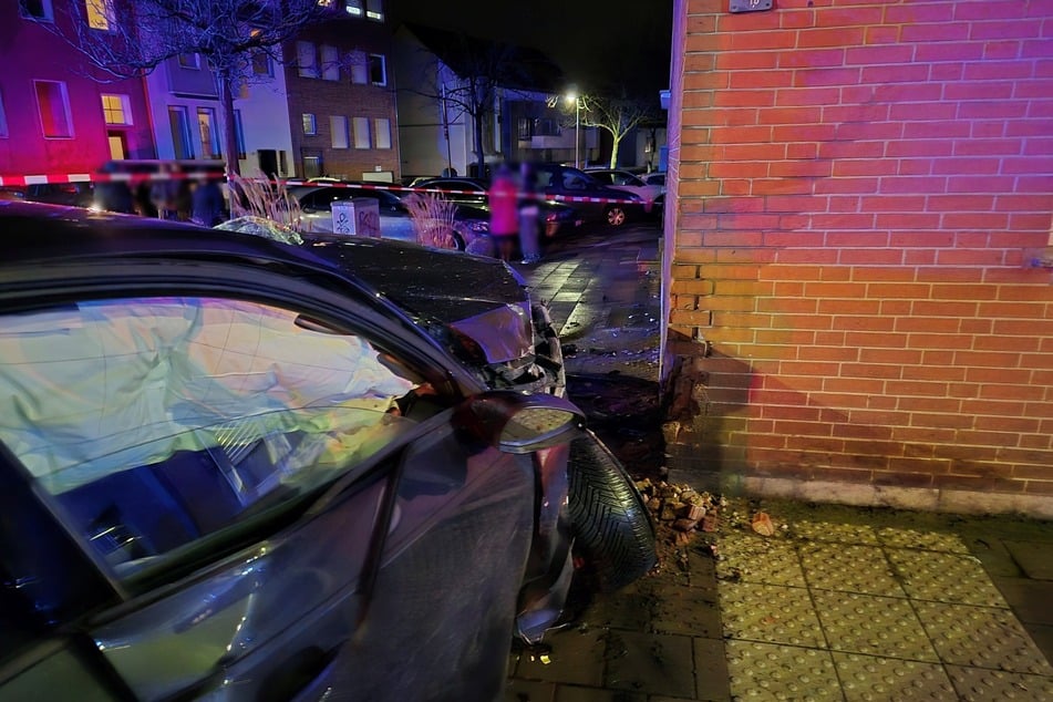 Auch die beteiligten Autos wurden bei dem Crash stark beschädigt.