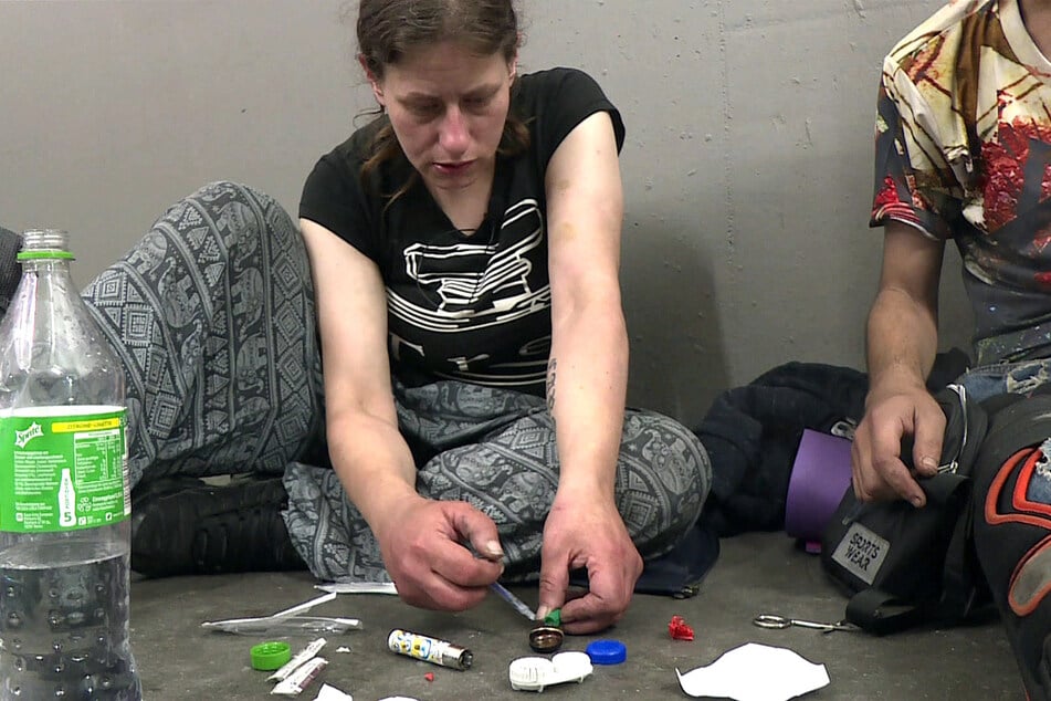 Kathrin (37) beim Mixen eines Drogen-Cocktails in einem Kölner Parkhaus.