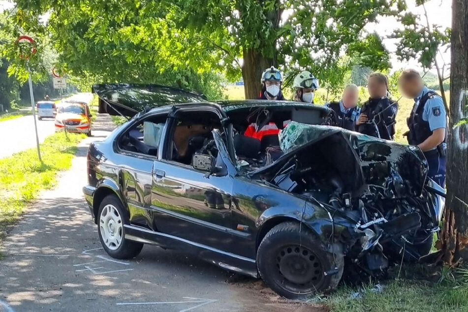 Tödlicher Unfall: Autofahrer prallt frontal gegen Baum und stirbt vor Ort