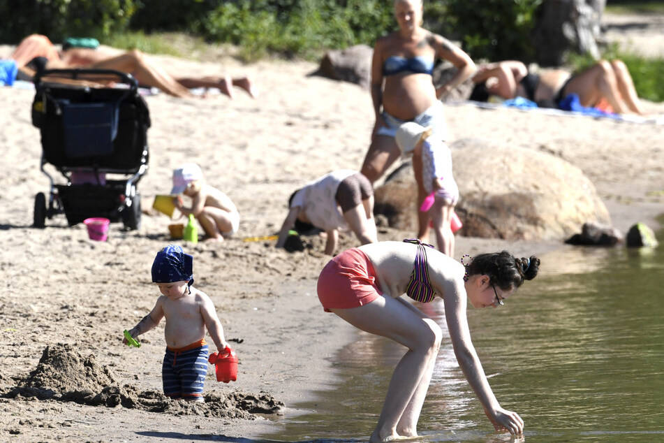 Strandbesucher baden an einem heißen Sommertag am Matinlahti Beach in Espoo.