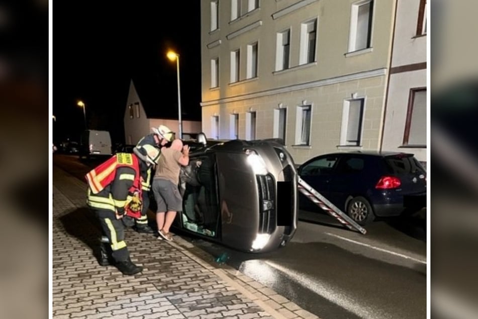 Durch die Wucht des Aufpralls wurde das Auto angehoben und kippte auf die Seite.