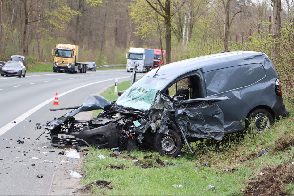 Bei dem Unfall wurde der Renault eines 32-Jährigen komplett zerstört.
