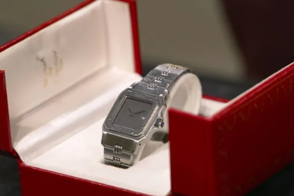 Die Luxusuhr von Cartier mit der Modell-Bezeichnung "Santos Carrée" stammt aus dem Jahr 1984 und ist mehrere tausend Euro wert.